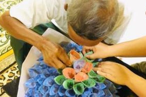 Cha già cặm cụi giúp con gái chuẩn bị bó hoa tiền và sự thật gây xúc động phía sau