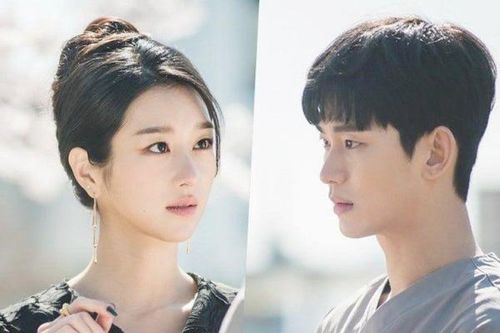 Điên Thì Có Sao: Kim Soo Hyun làm nền hấp dẫn của 'người tình màn ảnh'