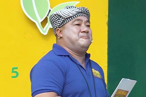 Diễn viên 'Bỗng dưng muốn khóc' bị chê vì lỗi make-up khi dẫn gameshow
