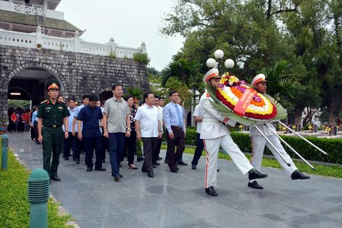 Đoàn cán bộ lãnh đạo tỉnh viếng Nghĩa trang liệt sĩ A1