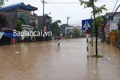 Pom Hán: Mưa hơn 2 tiếng đồng hồ, đường thành biển nước