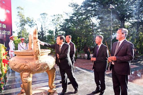 Lãnh đạo tỉnh viếng Nghĩa trang liệt sỹ nhân ngày Thương binh Liệt sỹ 27/7