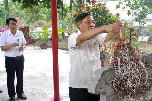 Dâng hương tưởng niệm các liệt sĩ hy sinh tại Nhà máy Điện Việt Trì