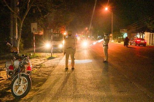 Công an huyện Cam Lộ tăng cường xử lý xe quá khổ, quá tải