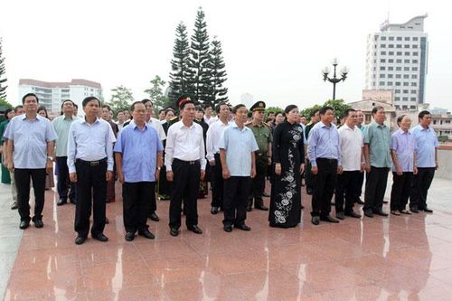 Dâng hương tưởng nhớ Chủ tịch Hồ Chí Minh và các Anh hùng liệt sĩ
