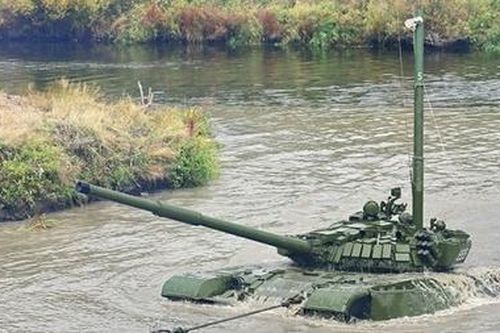 Xe tăng T-72 Nga lặn xuống đáy sông sâu 5m như tàu ngầm