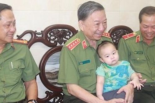 Bộ trưởng Tô Lâm thăm, tặng quà các thương binh, gia đình liệt sĩ