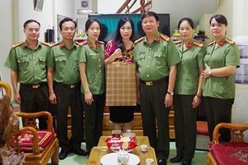Công an Hà Giang thăm hỏi, tặng quà thương binh, thân nhân liệt sĩ