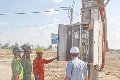 Liều lĩnh cắt trộm tuyến cáp lực tổng hạ áp của điện lực