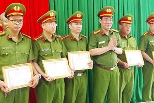 Khen thưởng tập thể, cá nhân có thành tích trong điều tra, truy bắt tội phạm