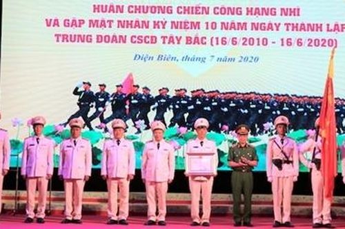 Trung đoàn CSCĐ Tây Bắc đón nhận Huân chương Chiến công hạng Nhì
