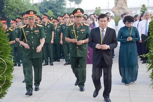 TPHCM: Dâng hương tưởng niệm các anh hùng liệt sĩ