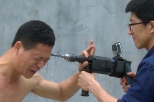 Clip võ sư Trung Quốc biểu diễn dùng máy khoan khoan thẳng vào đầu