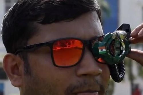 Clip kỹ sư Ấn Độ chế súng máy kích hoạt bằng mắt kính