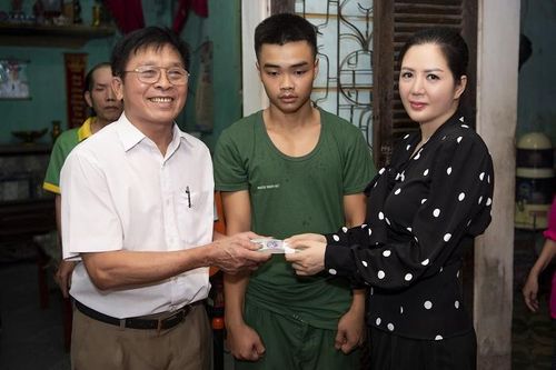 Ca sĩ Đinh Hiền Anh giúp bệnh nhân ung thư trả nợ ngân hàng