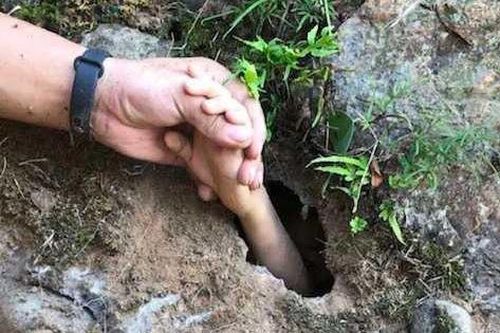 Cậu bé đang bơi dưới suối bị nước cuốn đi, ông nội tưởng mất cháu nhưng lại xuất hiện điều kỳ diệu khiến cậu thoát chết