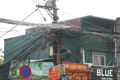 Phát hoảng vì đường dây điện chằng chịt, sà xuống nhà dân
