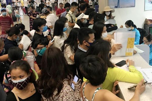 Sân bay Đà Nẵng hết vé trước 0h, nhiều người hụt hẫng