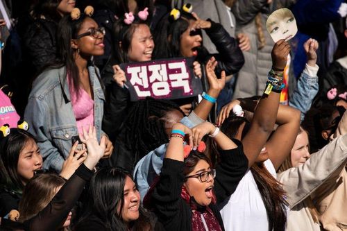 Fan Kpop da đen bị kỳ thị trên các trang mạng xã hội