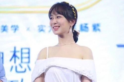 Dương Tử mặc váy kém chất lượng để lộ eo và vai to