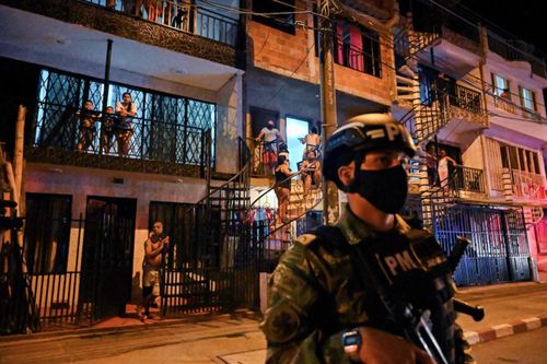 Phiến quân Colombia nã súng vào người vi phạm lệnh giới nghiêm