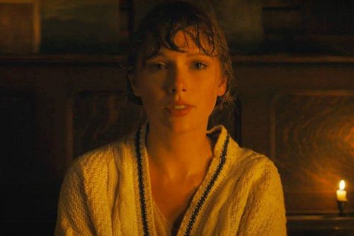 Vì sao Taylor Swift mặc cardigan giữa mùa hè?