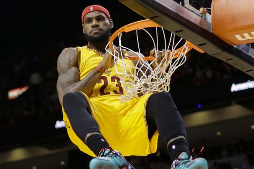 Những cú ném cầu may thành tuyệt phẩm của LeBron James