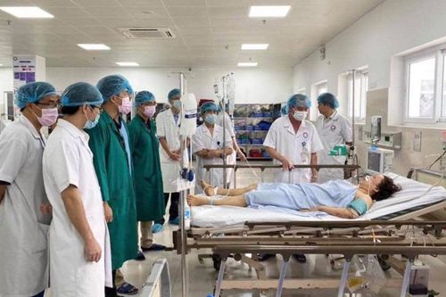 Chi viện cấp cứu kịp thời cho bệnh nhân nặng sau vụ tai nạn tại Quảng Bình