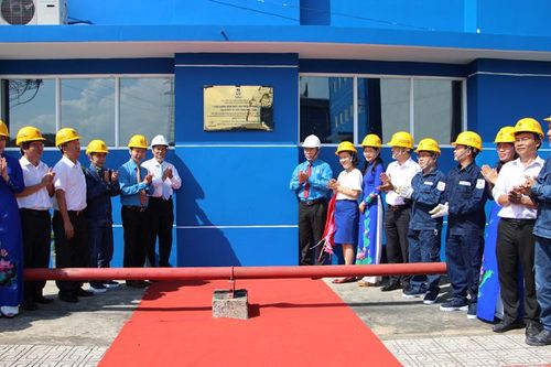 EVNHCMC gắn biển công trình 200 ngày thi đua chào mừng Đại hội