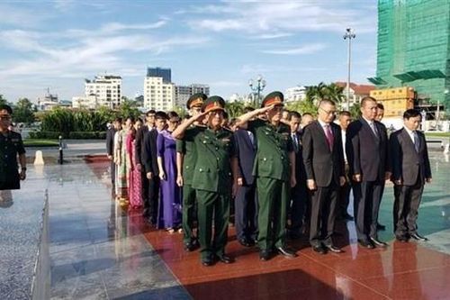Dâng hương tri ân các liệt sĩ quân tình nguyện Việt Nam tại Campuchia