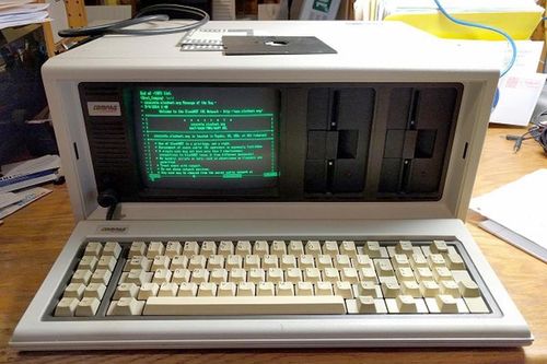 Chiếc laptop đầu tiên trên thế giới to như... vali du lịch