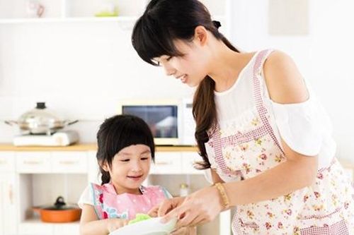 Dạy con tự lập từ... 2 tuổi