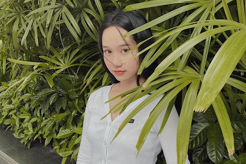 Hà Lan 'mắt biếc' khoe nhan sắc đời thường khiến ai cũng phải trầm trồ