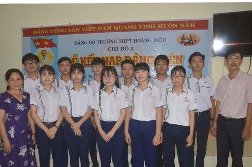 Sóc Trăng: Kết nạp Đảng cho HS lớp 12 trước kỳ thi tốt nghiệp THPT