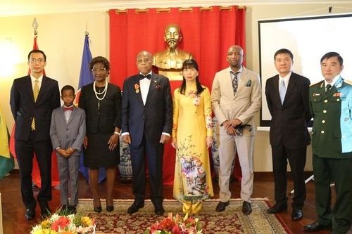 Trao Huân chương Hữu nghị cho nguyên Đại sứ Mozambique tại Việt Nam