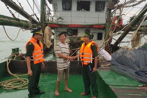 Lai dắt tàu bị hỏng về bờ an toàn