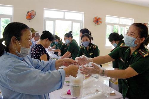 800 suất cháo tình thương trao tặng các bệnh nhân tại Hà Tĩnh