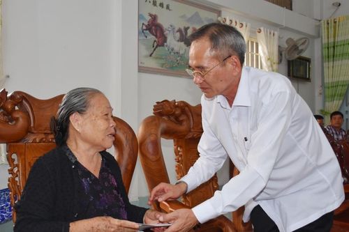 Bạc Liêu: Thăm và tặng quà Mẹ Việt Nam anh hùng, gia đình chính sách