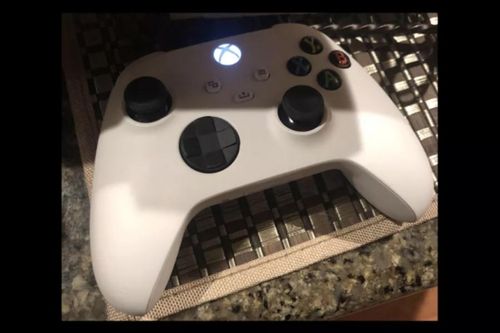 Lộ diện tay cầm chơi game Xbox màu trắng thế hệ thứ hai