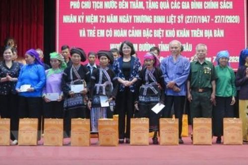 Phó Chủ tịch nước thăm, tặng quà các gia đình chính sách ở Lai Châu