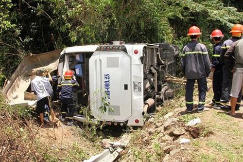 20 giờ 'cân não' cứu nạn nhân nguy kịch sau vụ lật ô tô khách ở Quảng Bình