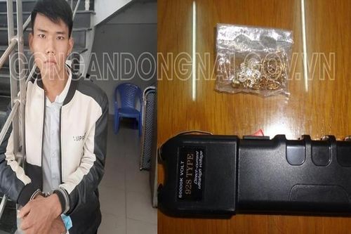 Gí roi điện vào bà chủ quán cà phê, cướp vàng giữa ban ngày