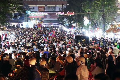 Đeo khẩu trang nơi công cộng, sàng lọc du khách đến từ miền Trung
