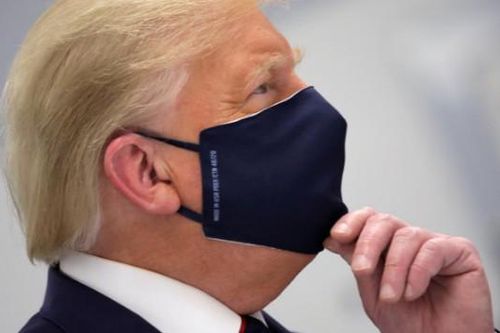 Ông Trump đeo khẩu trang thăm cơ sở nghiên cứu vaccine COVID-19