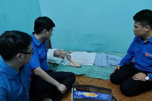 Đoàn thanh niên tặng quà anh hùng, người có công với cách mạng
