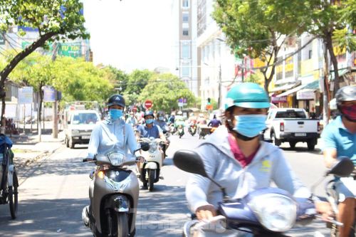 Dân bịt kín khẩu trang, hàng quán treo biển bán mang về