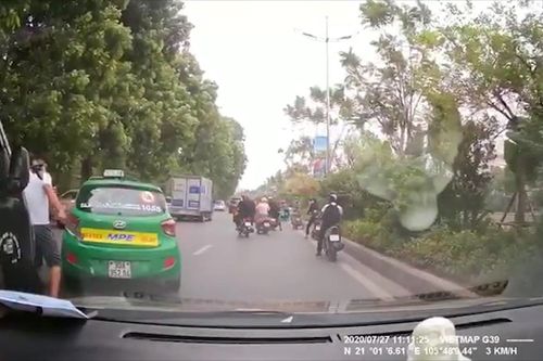 Sau va chạm, tài xế xe tải hùng hổ cầm dao xuống 'nói chuyện'