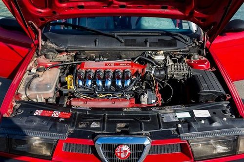 So kè động cơ V6 trên xe sang và động cơ V8 của siêu xe