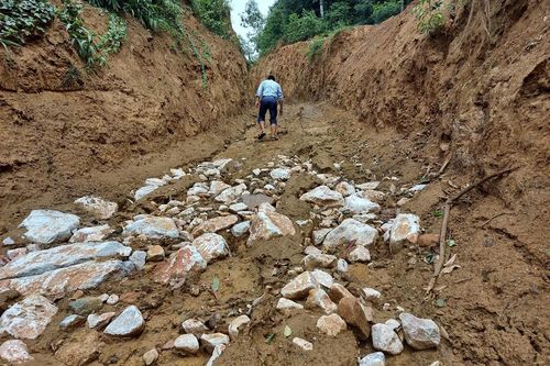 'Đường khai thác keo' hay đường khai thác trái phép quặng đá thạch anh?
