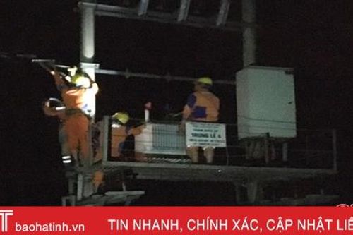 Dông lốc gây mất điện diện rộng, Điện lực Đức Thọ xử lý sự cố trong đêm